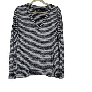 KIRKLAND signature black and white v neck long sleeve top. Size L